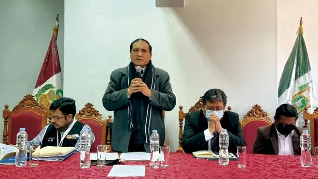 En mesa. Legisladores de Puno recorren provincias en semana de representación. Hoy tienen reunión por cuenca de Llallimayo. Foto: La República