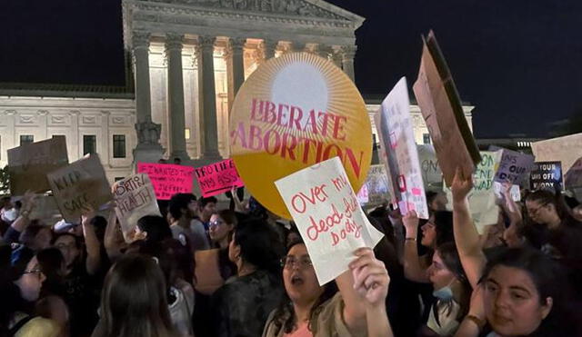 La filtración de un borrador que modificaría las garantías para acceder al aborto en Estados Unidos, ha significado el rechazo en miles de mujeres y que salieron a protestar esta semana. Foto: AFP