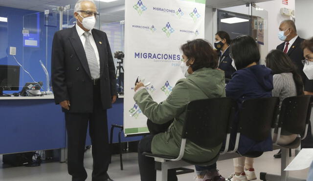 El 16 de mayo, Aníbal Torres visitó las instalaciones de Migraciones en Breña y Surco. Sin embargo, su presencia causó tensión entre los presentes. Foto: Andina