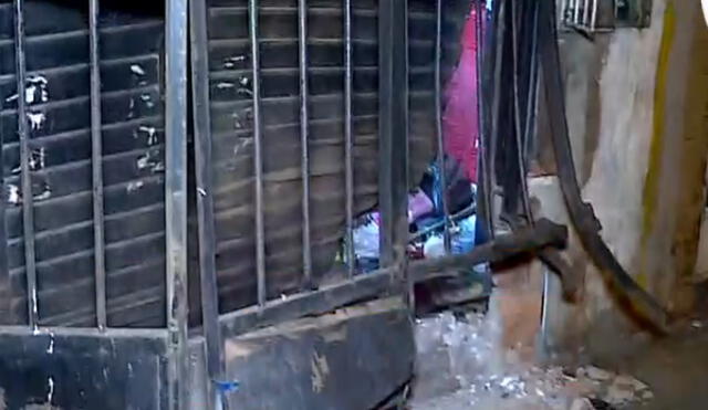 En este estado quedó la puerta del negocio afectado luego de la explosión de la granada. Foto: captura Panamericana TV