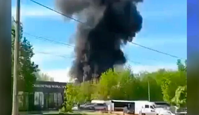 Columna de humo en el incendio del mayor centro aeroespacial de Rusia. Foto: captura de pantalla / @TpyxaNews