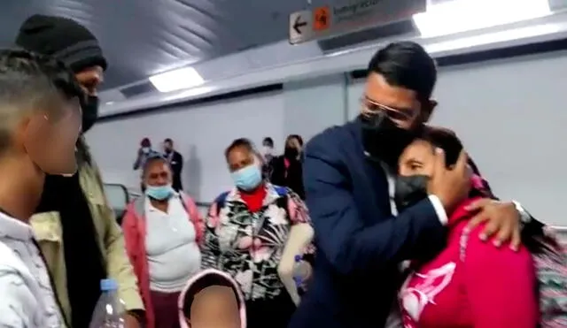 Un alto funcionario de Venezuela recibió al grupo de migrantes provenientes del Perú. Foto: captura de video de @RanderPena/Twitter