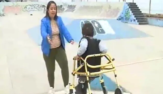 Menor de edad utiliza una silla de ruedas para movilizarse. Foto: captura de Canal N