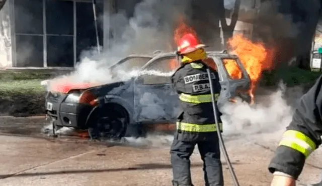 Los bomberos rompieron la puerta del auto para rescatarlo, pero sus heridas eran demasiado graves. Foto: Policía Federal Argentina