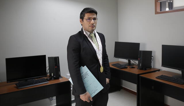 El fiscal Jonathan Portillo en su despacho de la Fiscalía Provincial Especializada en Ciberdelincuencia de Lima Centro. Foto: cortesía.