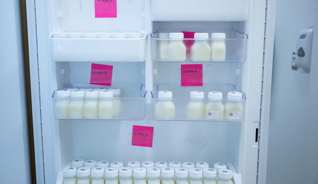 La leche materna procesada en espera de distribución se ve en el Centro de Lactancia Materna para el Gran Washington. Foto: AFP