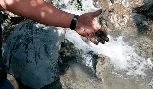 Las autoridades de la comunidad mostraron a este medio que aún quedan rastros de material minero en los ríos concurridos por familias. Foto: captura La República.