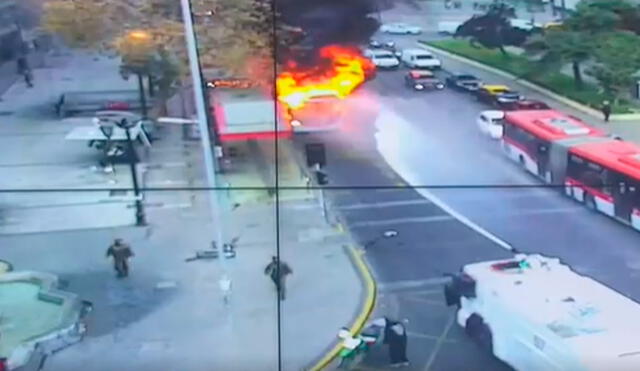 Un bus de Transantiago fue incendiado en Chile por encapuchados que amenazaron al chofer con pistolas. Foto: BioBio Chile