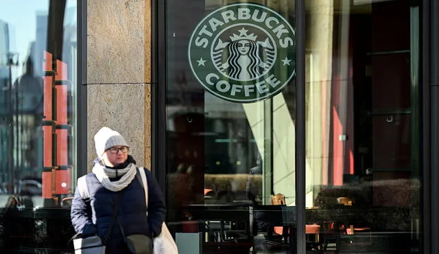 Fachada de una cafetería Starbucks cerrada en Moscú el 10 de marzo de 2022. Foto: AFP