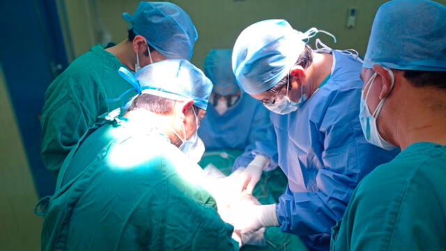 Especialistas del Hospital Almanzor Aguinaga de Chiclayo realizaron trasplante de riñón. Foto: EsSalud.