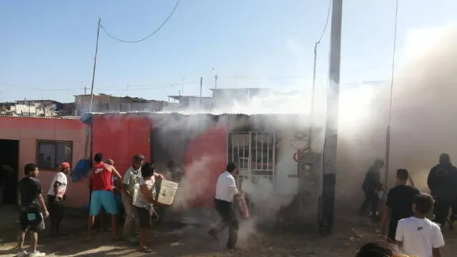 Vecinos y serenos con baldes de agua apagaron incendio en el distrito de El Alto. Foto: La República.