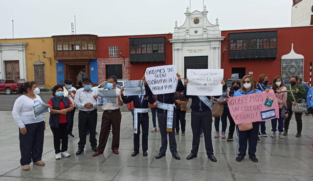 Estamentos de la I.E. “Ricardo Palma” protestan por fallas en obra. Foto: Y. Goicochea/La República
