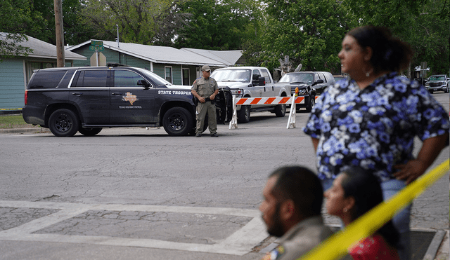 Oficiales de la Policía de Texas rodearon la Escuela Primaria Robb luego del tiroteo. Foto: AFP
