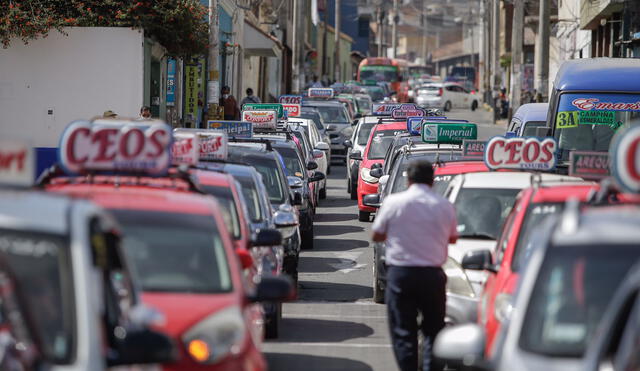 Taxistas realizaron una marcha rodante hasta el municipio. Foto: Rodrigo Talavera/La República
