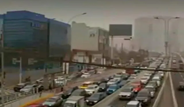 La congestión vehicular sigue en la zona. Foto captura TV Perú.