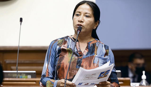 Cuestionamiento. Legisladora Torres se habría coludido con su sobrino para cobrar cupos a sus trabajadores. Foto: Congreso