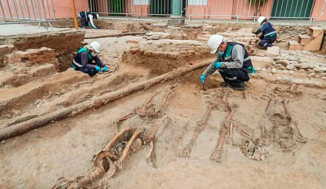 Los arqueólogos también hallaron fragmentos de cerámica prehispánica anterior a la construcción del Hospital Real de San Andrés. Foto: Andina