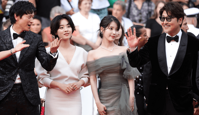 Lee Ji Eun (IU) estuvo acompañada de Gang Dong Won, Lee Joo Young y Song Kang Ho en la red carpet del Festival de Cine de Cannes 2022 para el estreno de "Broker". Foto: AFP