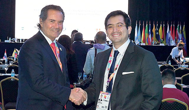 Fuerza. Renzo Manyari junto al presidente de Panam Sport, Neven Ilic, en Rosario. Foto: difusión
