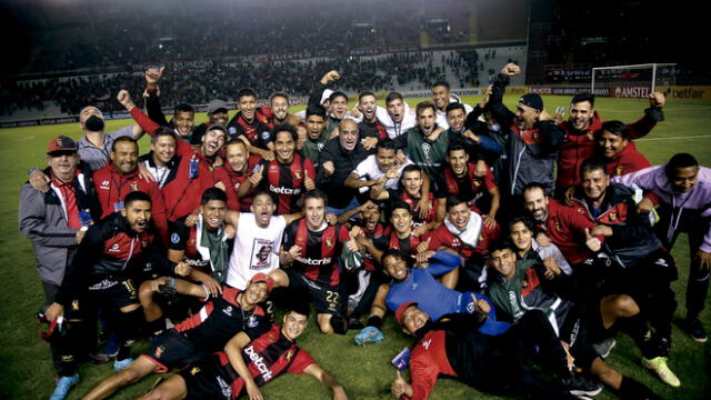 Fiesta total. Jugadores de Melgar festejaron clasifi cación a siguiente fase de la Sudamericana. El año pasado se les escapó la posibilidad de jugar octavos de final. Foto: Rodrigo Talavera/ La República