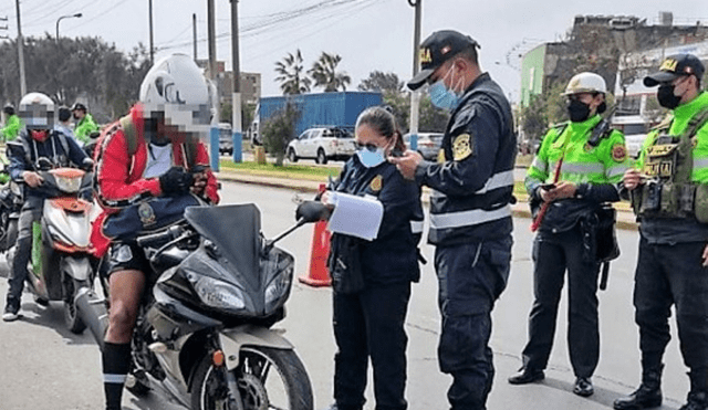 La Policía Nacional es la autoridad facultada para interponer las multas de tránsito. Foto: Andina