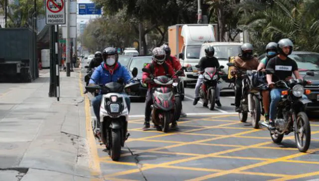 Las motocicletas no deben estacionarse en zonas no autorizadas. Foto: Andina
