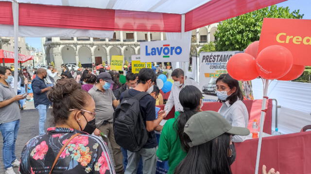 Este sábado se realizó la primera feria laboral en la plaza de armas. Foto: URPI/Wilder Pari