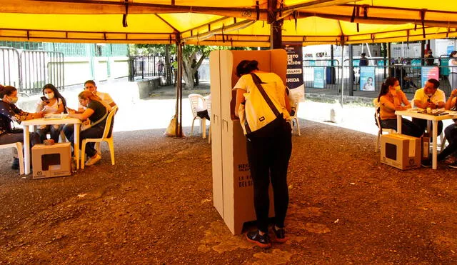 Te contamos cómo averiguar tu puesto de votación y mesa de sufragio en muy simples pasos. Foto: AFP