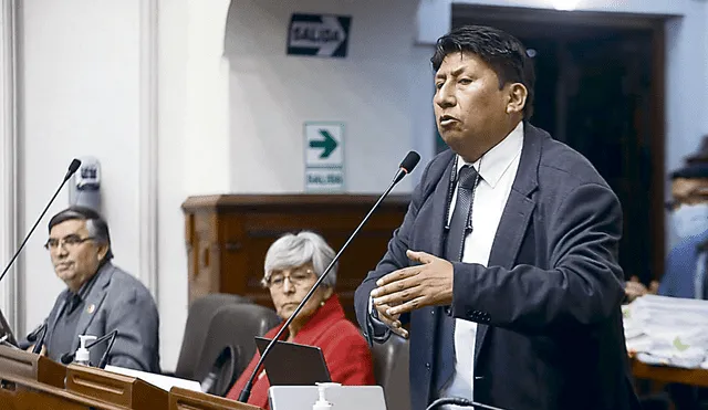 Waldemar Cerrón presenta el proyecto de ley bajo el pretexto de no "criminalizar la política”. Foto: Congreso