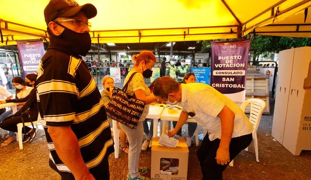 Los colombianos en el exterior empezaron a votar el lunes 23 de mayo. Foto: AFP