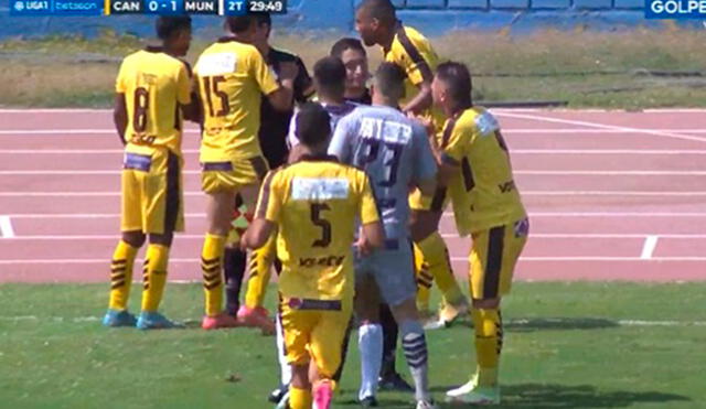 La jugada se produjo cerca del minuto 30 del segundo tiempo en el Cantolao vs. Deportivo Municipal. Foto: captura de Gol Perú