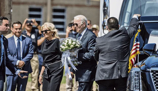 Duelo. El presidente Biden y la primera dama llevaron flores a un monumento improvisado afuera de la escuela en Uvalde. Foto: AFP