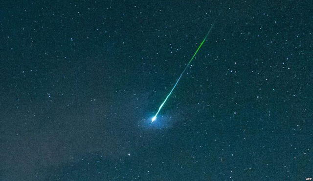 Imagen de un meteoro atravesando el cielo nocturno. Foto: AFP
