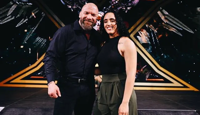 Ava Raine junto a Triple H en las instalaciones de NXT. Foto: Twitter Ava Raine