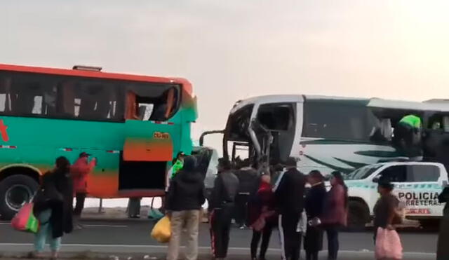 Tras el fuerte impacto, los pasajeros de los buses interprovinciales tuvieron que evacuar por las ventanas. Foto: captura Arriba Perú