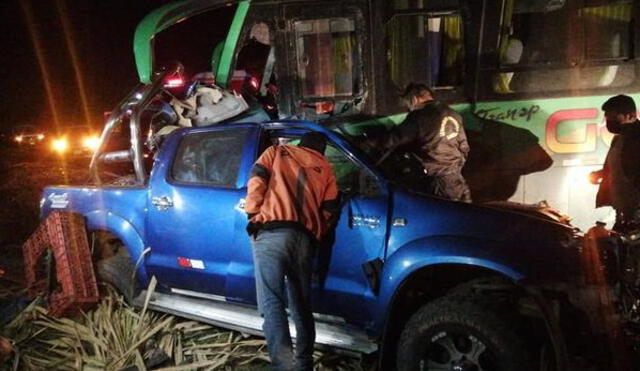 El bus transportaba personal de una mina hacia Pataz y la camioneta traía jabas con patos a Trujillo. Foto: Tv Laredo