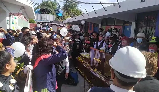 Colegas de Toti vistieron sus trajes de payasitos como símbolo de homenaje. Foto: Iletrados