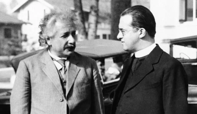 Georges Lemaître (derecha) conversa con Albert Einstein (izquierda) después de una conferencia en Pasadena, California, en 1932. Foto: difusión
