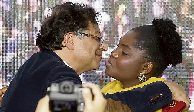 Más apoyo. El candidato a la presidencia Gustavo Petro (i) celebra con su candidata a la vice presidencia Francia Márquez. Foto: EFE