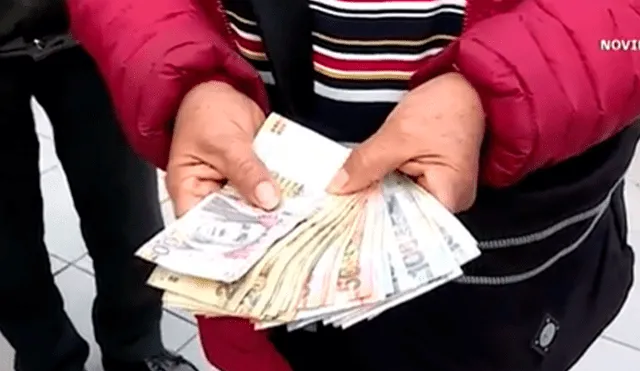 Mujer espera que aparezca el dueño del dinero. Foto: captura de Latina