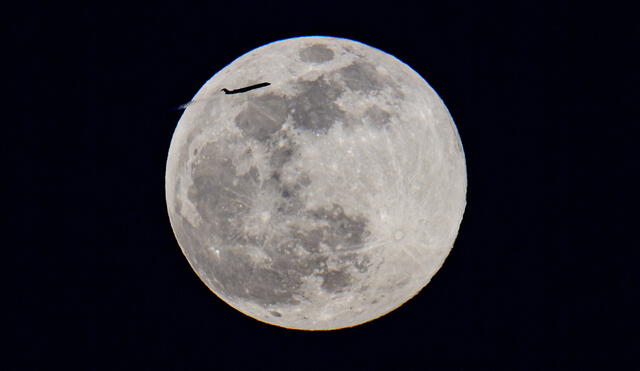 Un avión se ve cruzar al frente una superluna en Nueva York, Estados Unidos. Foto: AFP/ Angela Weiss