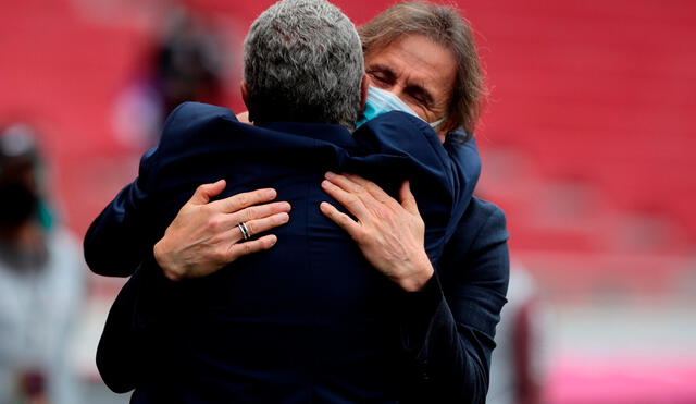 Gustavo Alfaro y Ricardo Gareca comparten un abrazo antes de un partido Ecuador vs. Perú por las eliminatorias. Foto: EFE