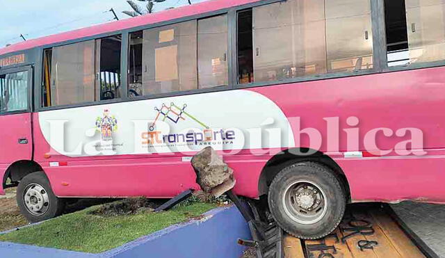 Despiste. La unidad que hace servicio a Tiabaya y Congata, acabó sobre la vereda y el área verde de un local de eventos. Foto: La República