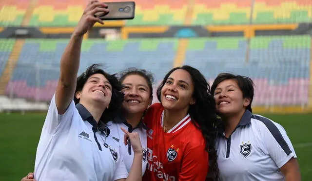 Alex Scott, exfutbolista inglesa, visitó el plantel de Cienciano en el Estadio Garcilaso del Cusco. Foto: Cienciano