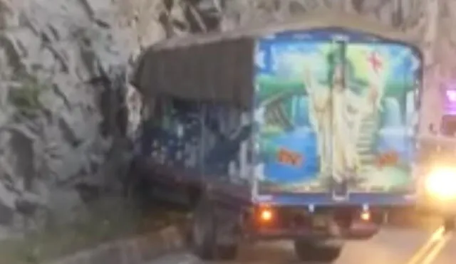 Camión chocó contra un cerro en la Loma del Viento. Foto: Prensa Libre