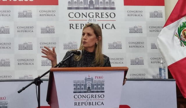 "Lo único que he expuesto es mi proyecto de bicameralidad donde habla de la reelección congresal", aseguró María del Carmen Alva. Foto: Gianella Aguirre/URPI-LR