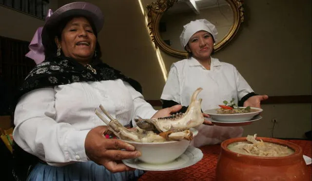 Angélica Mercado muestra un plato de chairo y doña Magda Rojas exhibe una patasca. Foto: Virgilio Grajeda / La República
