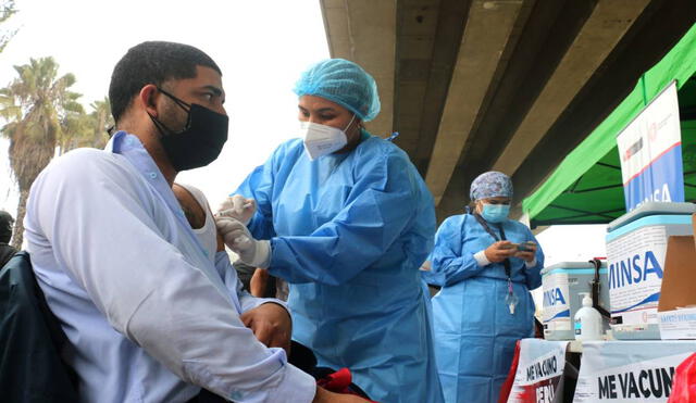 El Minsa también está inoculando a la población contra la COVID-19 en 8 estaciones del Metro de Lima. Foto: Ministerio de Salud.