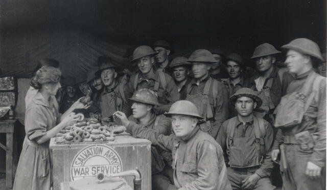 ‘Doughnuts dollies’, encargadas de repartir donuts entre los soldados estadounidenses. Foto: History Channel Latinoamérica