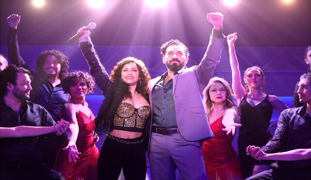 Gaby Albo al centro interpreta a Gloria Estefan, al lado izquierdo, el actor peruano Carlos Adol (Foto: Milagros Meléndez)